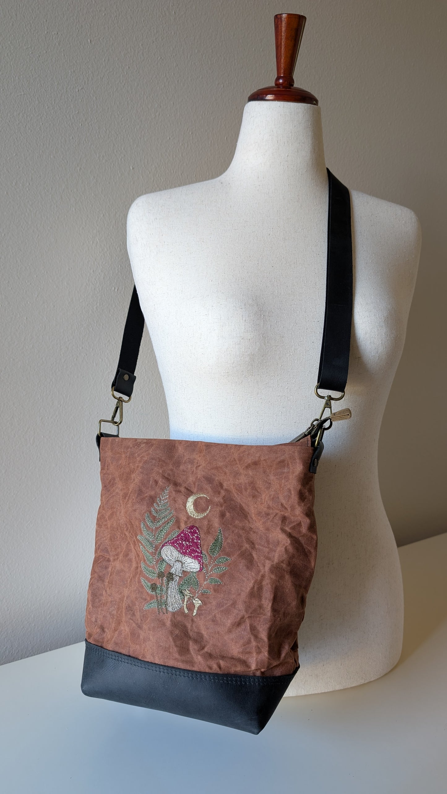 Willow Waxed Canvas Crossbody - Cognac Musroom