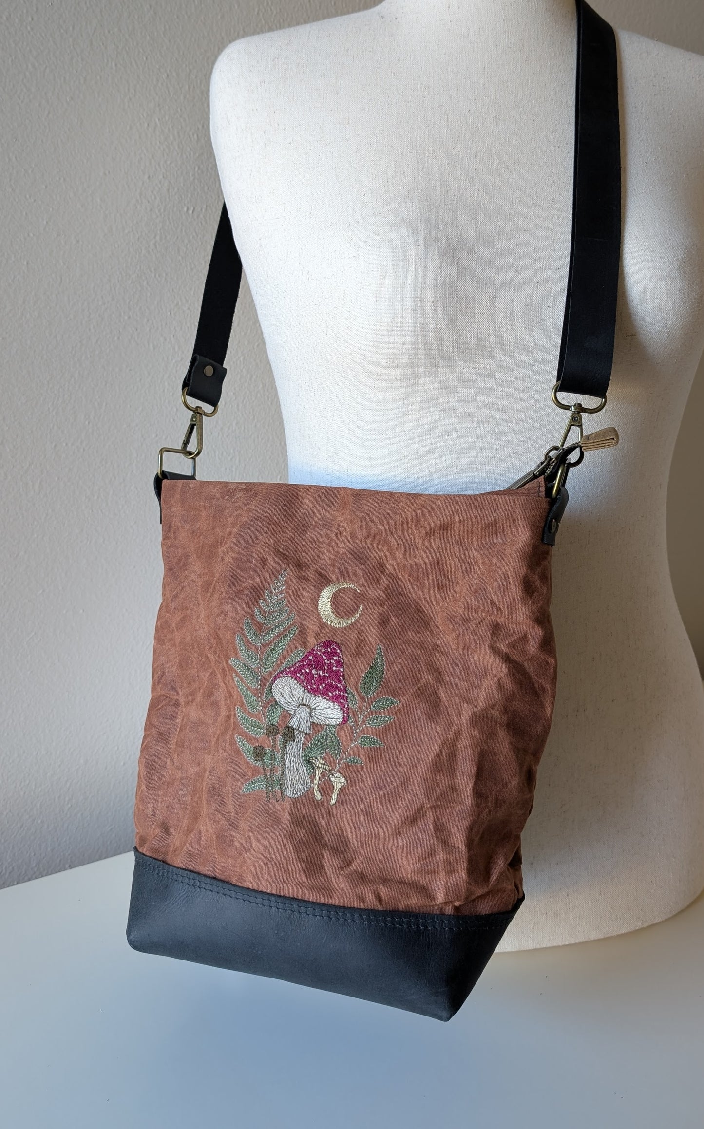 Willow Waxed Canvas Crossbody - Cognac Musroom