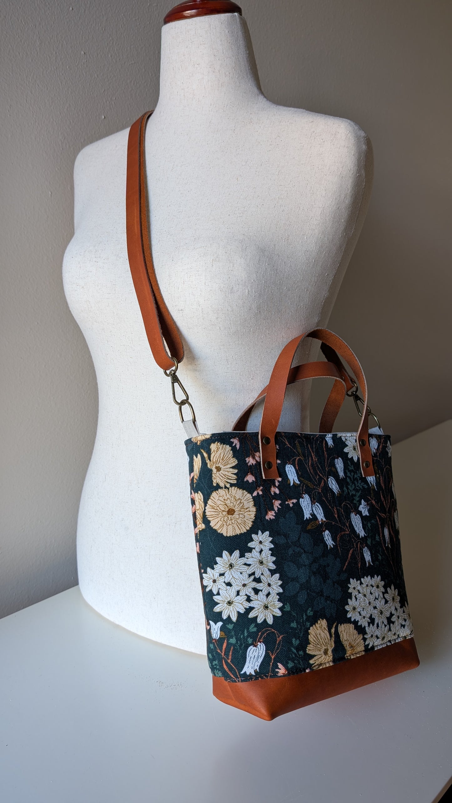 Fletcher Handbag with crossbody strap - Emerald Cognac
