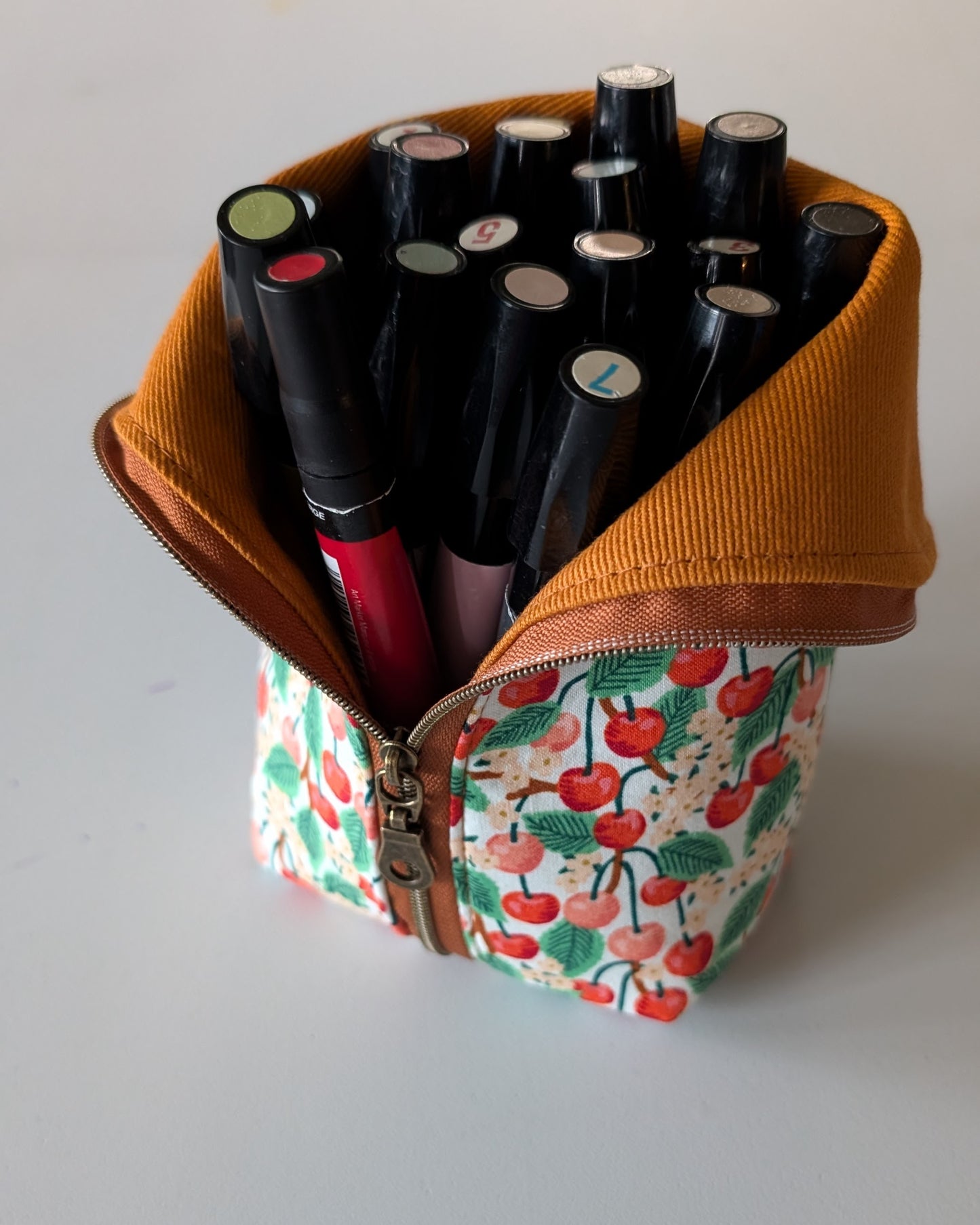 Sketch Pouch Medium - Cheery Cherries