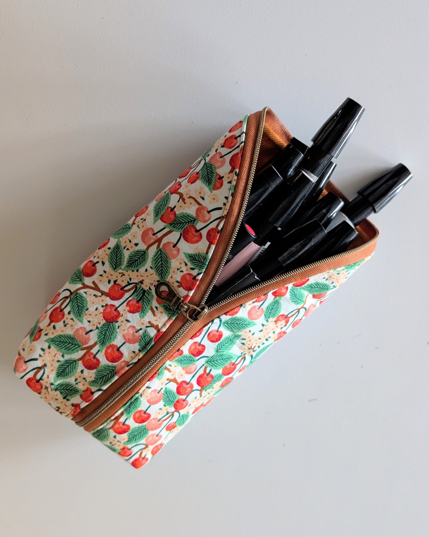 Sketch Pouch Medium - Cheery Cherries