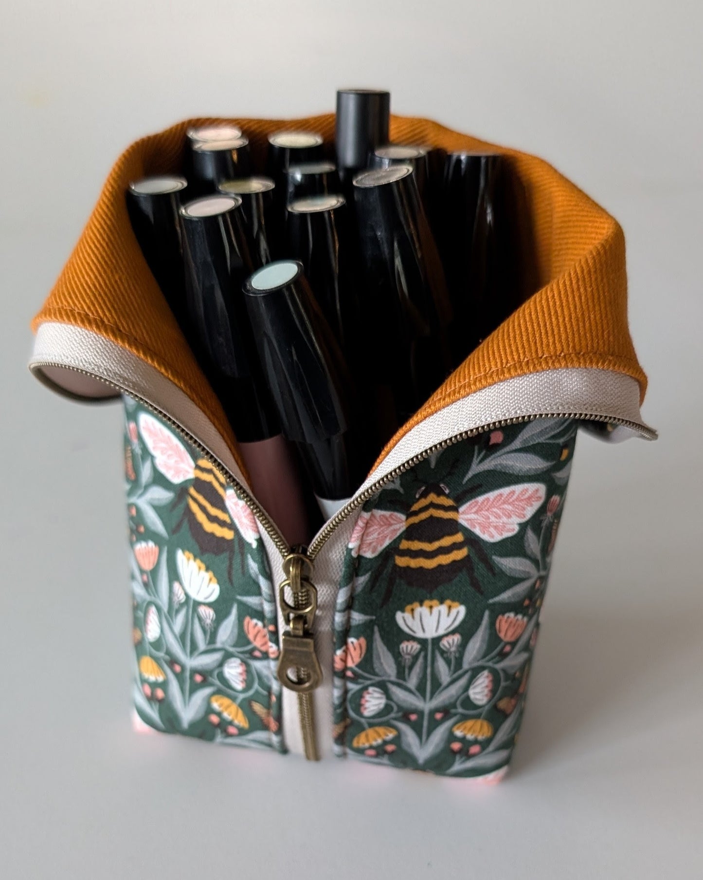 Sketch Pouch Medium - Spring Bee