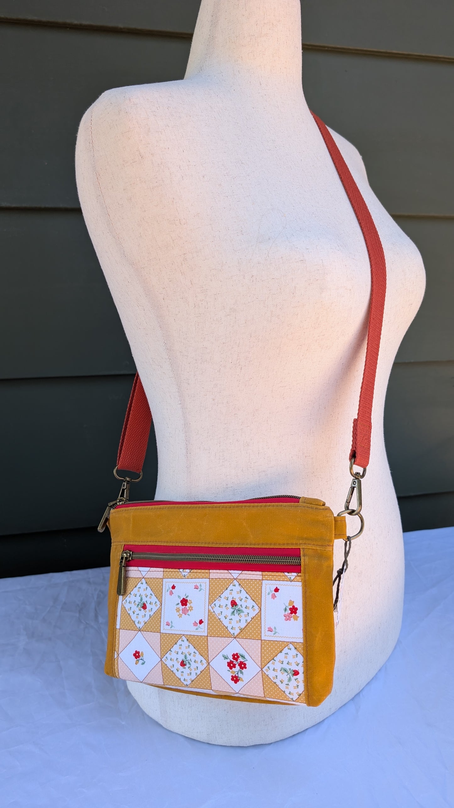 Sunny Strawberry - Devon Crossbody