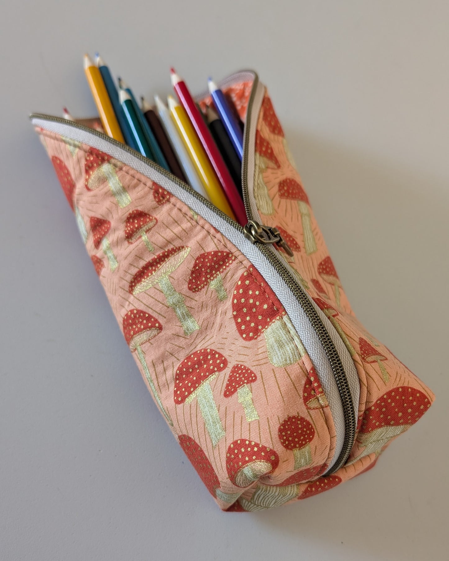 Sketch Pouch Small - Metallic Mushrooms