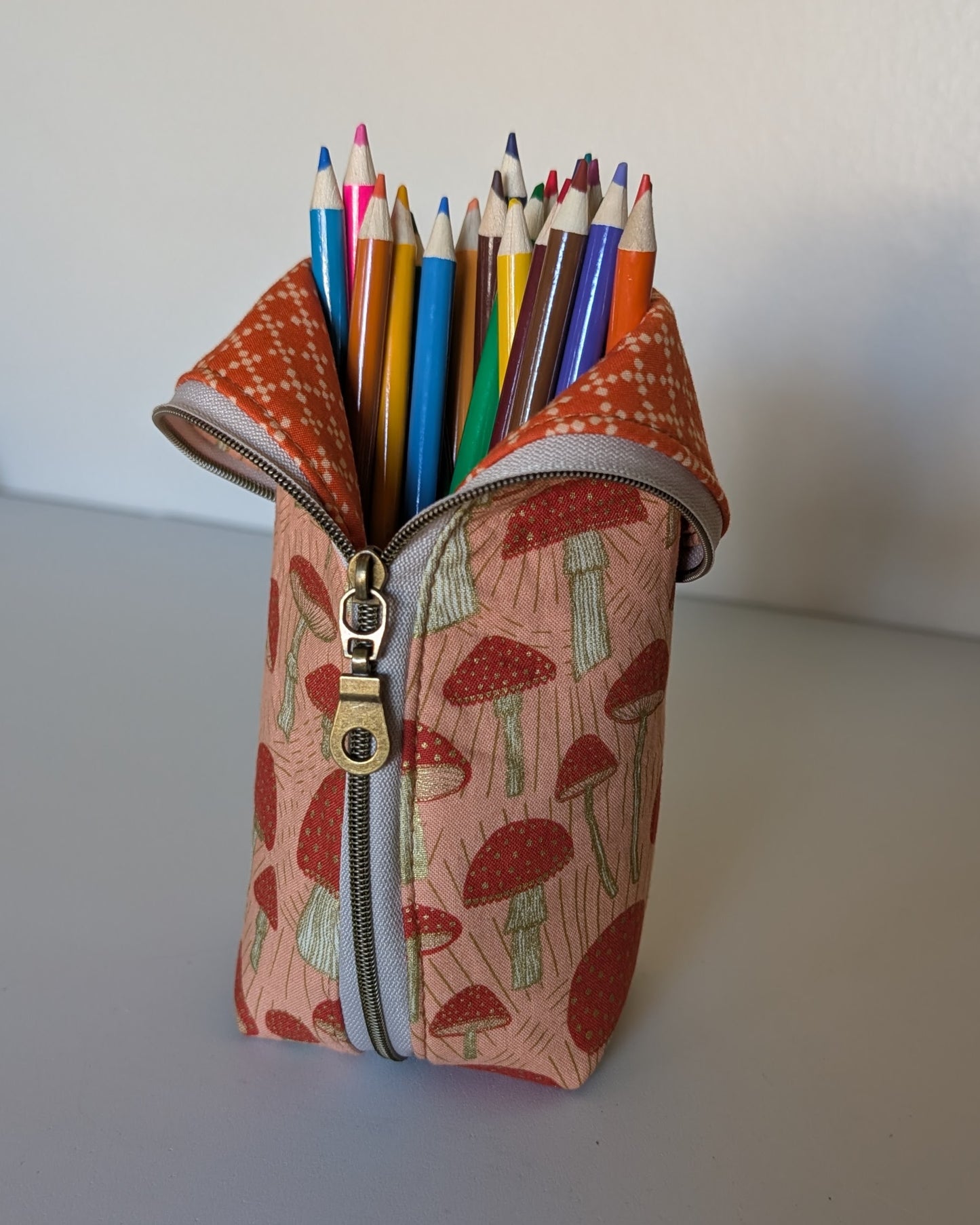 Sketch Pouch Small - Metallic Mushrooms