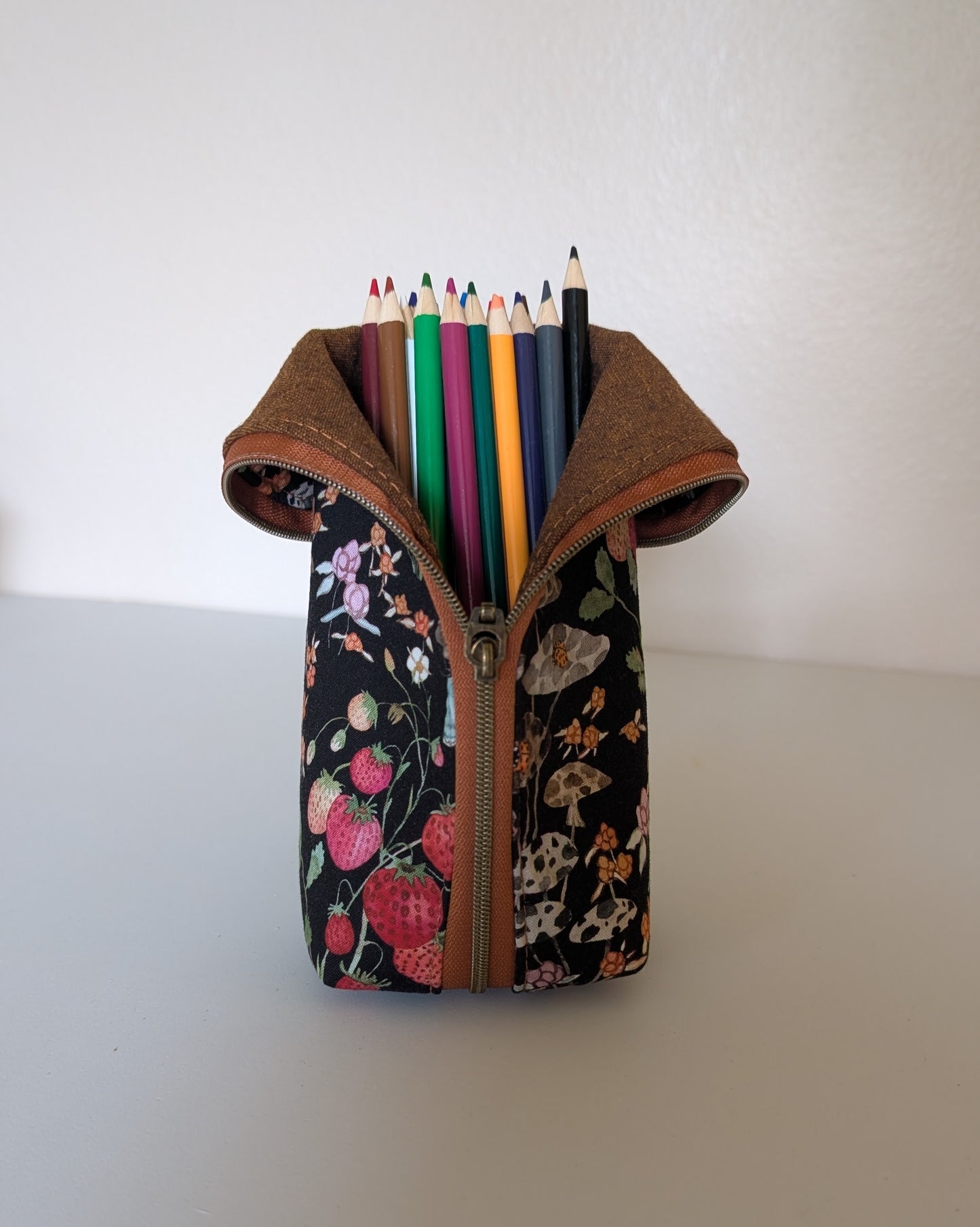 Sketch Pouch Small - Strawberry Meadow